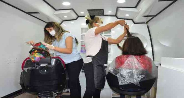 Mersin'de ücretsiz mobil kuaför hizmeti sürüyor
