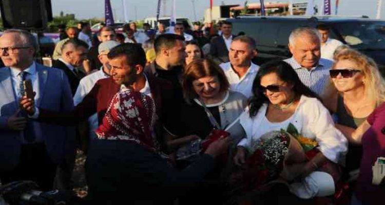 Yaşlı kadından Türkan Şoray'a şok: Fatma Girik öldü, sen ölme, bak kendine