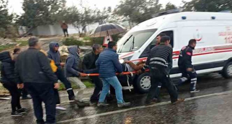 Beton mikseri devrildi, sürücü yaralandı