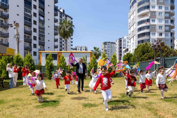 Mezitli’de çocuklar Başkan Tuncer’le uçurtma uçurdu