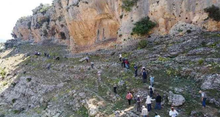 Mersin'de heyecanlandıran keşif: Çoban keçi ararken, milattan önceki yazılı tasvirleri bulmuş