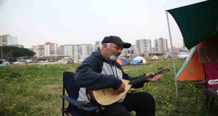 Depremzede günlerini saz çalarak geçiriyor