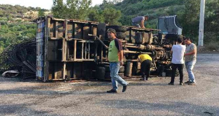 Yağmur kazaya neden oldu, hurda yüklü kamyon devrildi