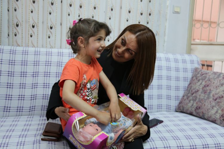 Milletvekili Adayı Söylemez, Depremde Enkaz Altında 3 Gün Yaşam Mücadelesi Veren Minik Hazal’la Kucaklaştı