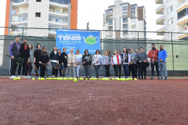 Yenişehirli kadınlar çay saatinde tenis öğreniyor