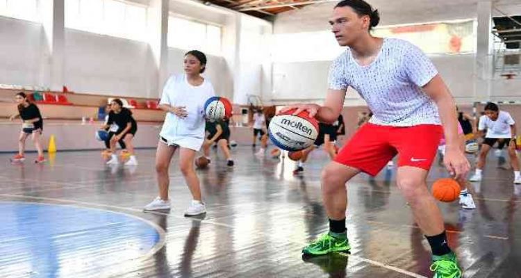 Mersin'de ücretsiz basketbol kursu ile gençler yeteneklerini keşfediyor
