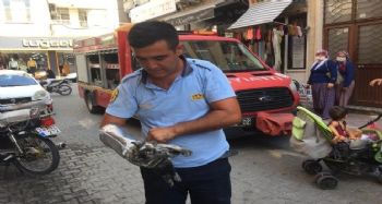 Motosiklet kaportasına sıkışan kediyi itfaiye çıkardı