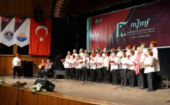 MERSİN KOROLARLA ŞENLENDİ