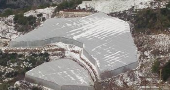 ANAMUR’DA GÜNDÜZ KAR YAĞIŞI, AKŞAM DA SERALARDA DON TELAŞI YAŞANIYOR