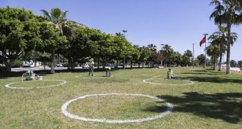 Mersin'de sahil bandına sosyal mesafe çemberi