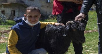 Adem istedi, Başkan Seçer 23 Nisan'da keçi ve oğlak hediye etti