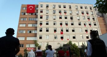 Karantinadaki vatandaşların pencerede bayram coşkusu