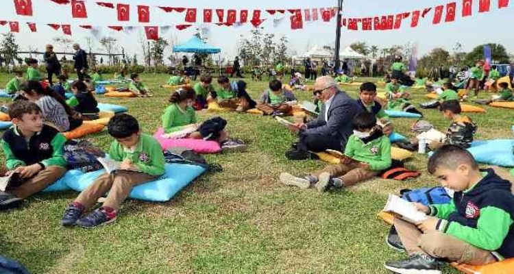 Millet Bahçesinde minderlere oturup kitap okudular