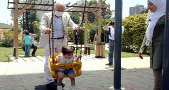 Başkan Gültak, parklara akın eden çocuklarla buluştu