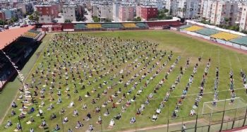 Futbol sahasında sosyal mesafeli cuma namazı