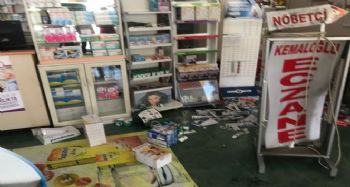 SOPA VE PARKE TAŞLARIYLA ECZANEYE SALDIRDILAR