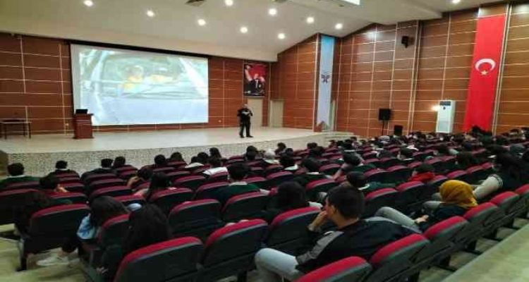 Mersin'de lise öğrencilerine trafik eğitimi
