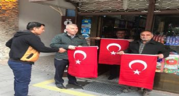 TARSUS BELEDİYESİ ESNAFA BAYRAK DAĞITTI
