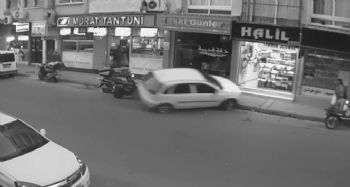 Kaldırıma çıkan aracın altında kalmaktan saniyelerle kurtuldular