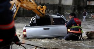 DERE YATAĞINDA SÜREKLENEN ARACI İTFAİYE EKİPLERİ KURTARDI