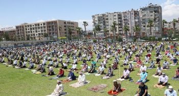 Mersin'de sosyal mesafeli ilk cuma namazı kılındı