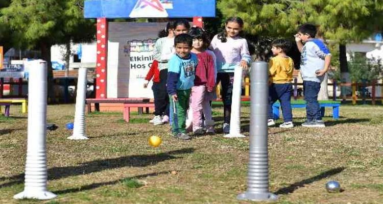 Çocuklar her pazar sahilde bocce oynuyor
