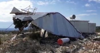Fırtına cami çatısını uçurdu
