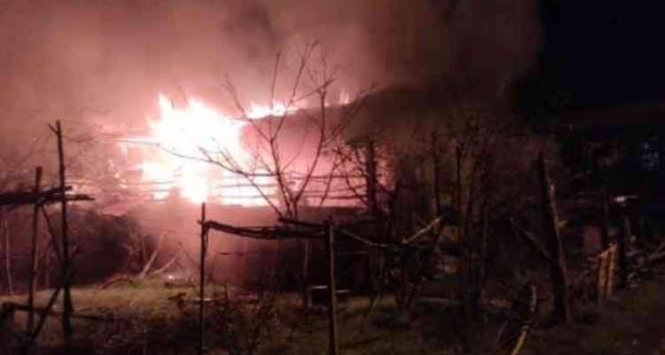 Tek katlı ahşap ev yangında kül oldu