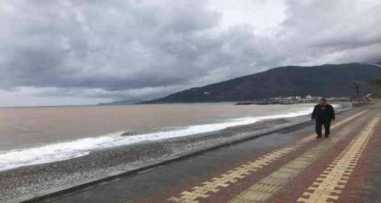 Bozyazı'da deniz kahverengiye döndü
