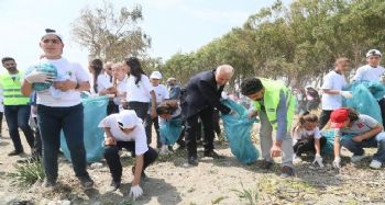 Başkan Gültak, yabancı öğrencilerle birlikte Kazanlı sahilinde çöp topladı