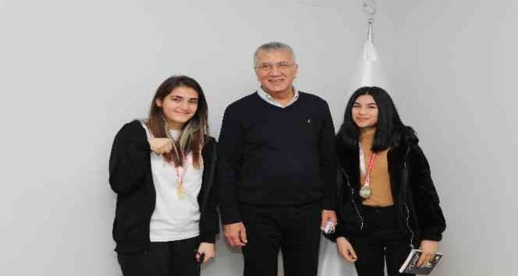 Şampiyonada Mersin'in temsil edecek bilek güreşçisi kızlar Başkan Tarhan ile buluştu