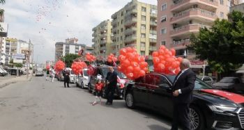 Erdemli Belediyesi'nden balonlu, bayraklı araç korteji