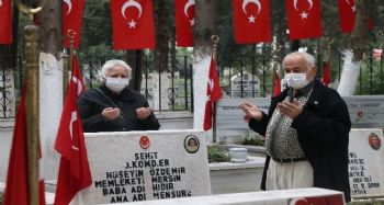 Mersin Şehitliğinde duygulandıran tören