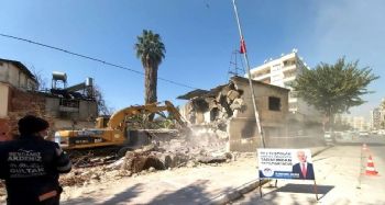 Akdeniz’de metruk bina kontrollü şekilde yıkıldı