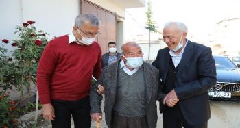 Başkan Tarhan, eski rakibi Hocaoğlu ile birlikte yaşlıları ziyaret etti