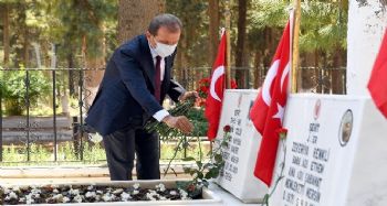 Başkan Seçer bayramın birinci gününde şehitliği ziyaret etti