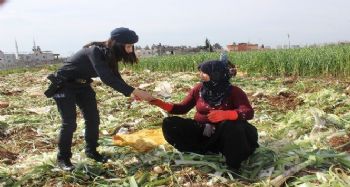 Mersin'de polis ekiplerinden kadınlara karanfil
