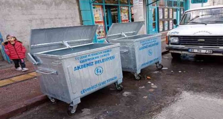 Akdeniz'de eskiyen çöp konteynırları yenileniyor