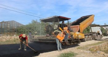 Büyükşehir Belediyesi Gülnar'ın Büyükeceli Mahallesi yolunu asfaltladı