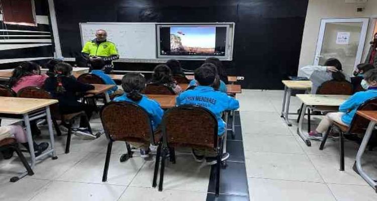 Mersin polisinden öğrencilere trafik eğitimi