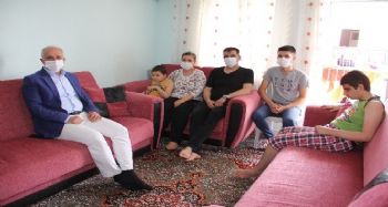 İşine son verilen belediye işçisi babaya iş, görme engelli çocuklarına eğitim desteği