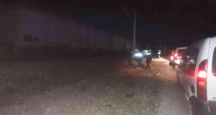 Rayların üzerine park edilen otomobile yük treni çarptı