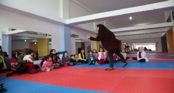 Erdemli'de danışmanlar minik cimnastikçilerle bir araya geldi
