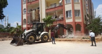 Mezitli'de binalardaki kaçak bölümler belediye ekiplerince yıkıldı