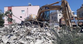 Akdeniz'de metruk binaların yıkımı sürüyor