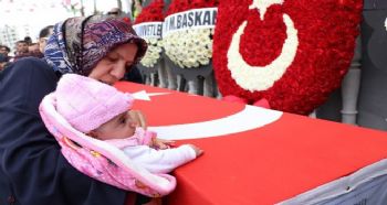 MERSİNLİ ŞEHİDİN 4 AYLIK BEBEĞİ HERKESİ DUYGULANDIRDI