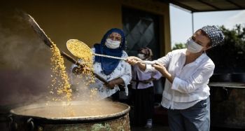 Atalık sarı buğday kazanlarda kaynadı, güneşin kollarına bırakıldı