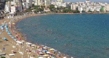 Yasaklar kalktı sıcaklar arttı, tatilciler denize koştu