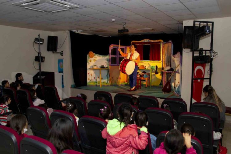 Mersin Büyükşehir Belediyesi 15 binden fazla çocuğu tiyatroyla buluşturdu