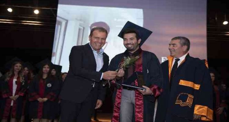 Seçer, genç hekimlerin mezuniyet heyecanına ortak oldu